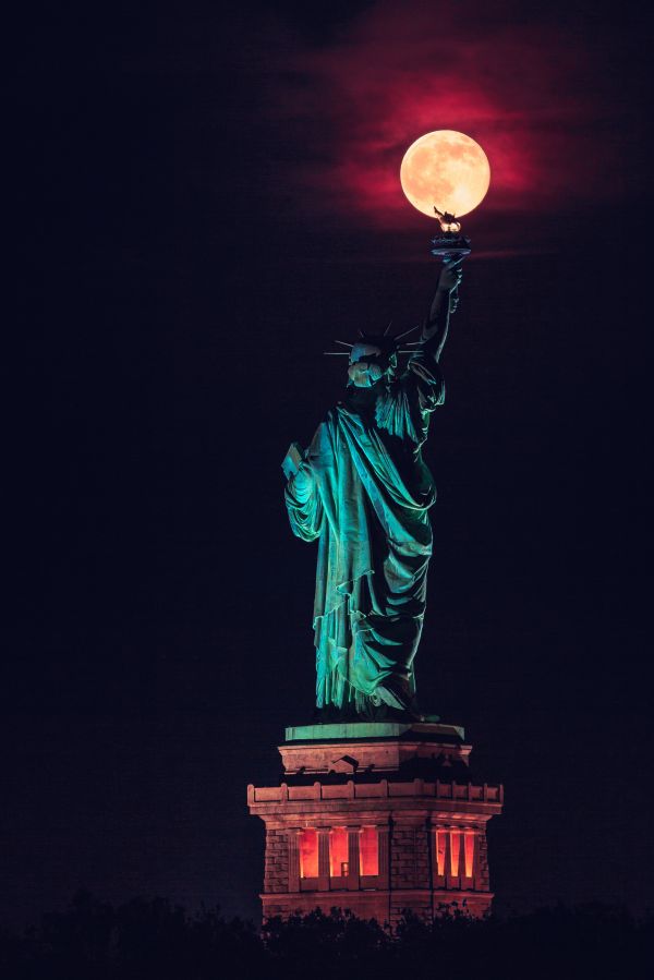insolite ete liberte lune rose solstice statue torche