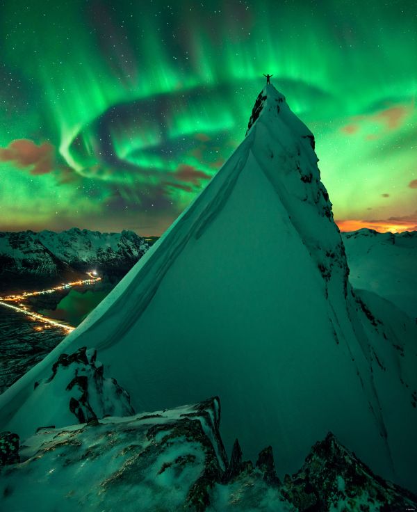 insolite aurore boreale montagne norvege nuit sommet