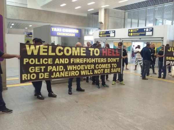 insolite aeroport banderole enfer janeiro policier pompier rio touriste