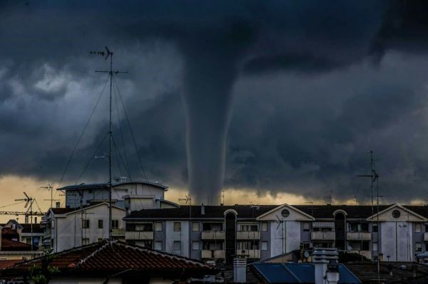 insolite eau tornade trombe venise