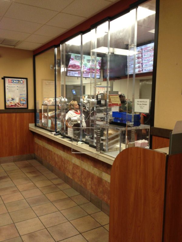 insolite burger fast-food king pare-balles vitre