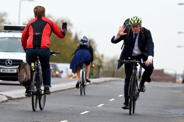 insolite boris cycliste doigt honneur johnson