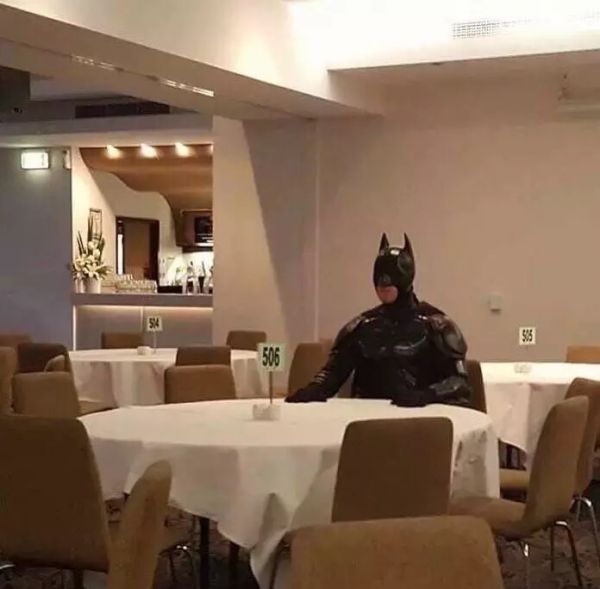 insolite batman diner famille seul