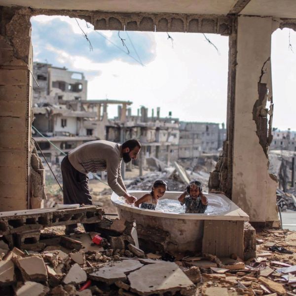 insolite bain enfant gaza papa ruine