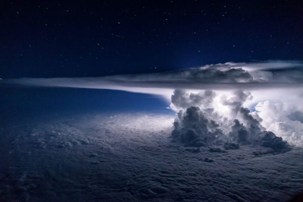 insolite avion ciel nuit orage