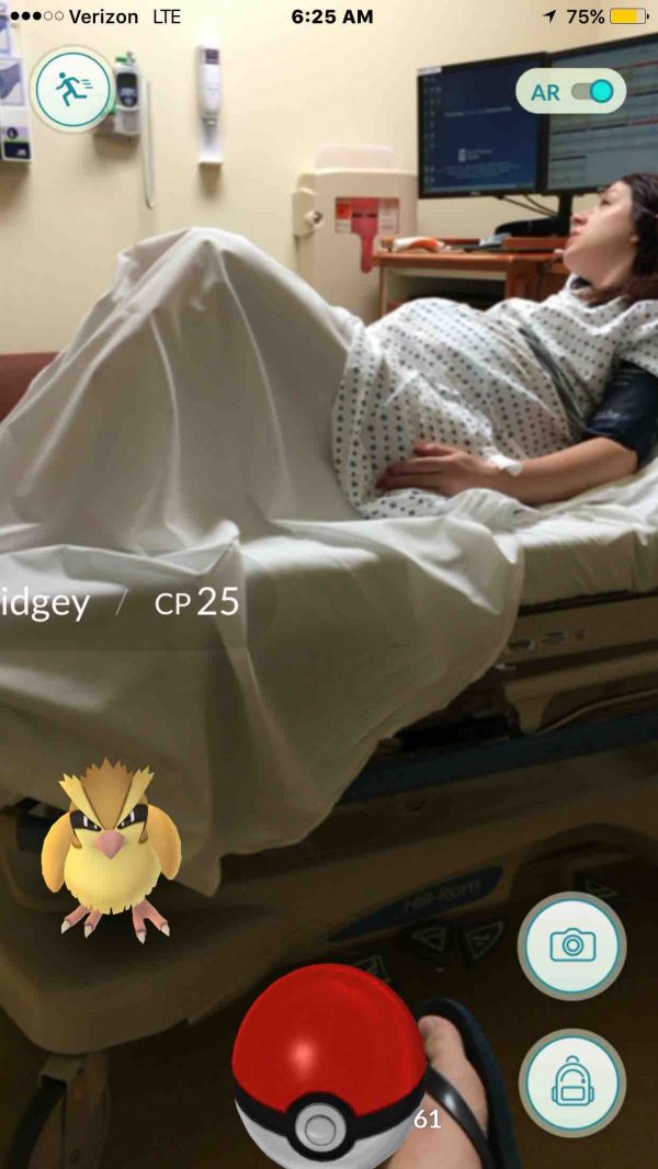 insolite accouchement femme go lit pokemon