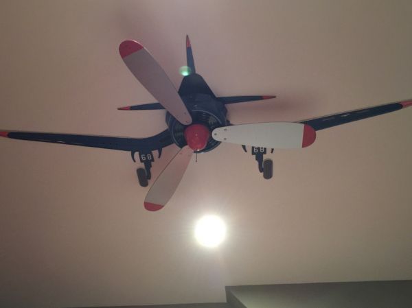 insolite avion chasse helice plafond ventilateur