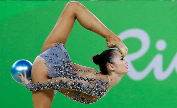 insolite 2016 ballon femme gymnastique jo pied sourcil
