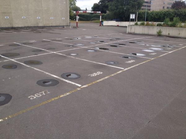 insolite eau flaque parking poids roue voiture
