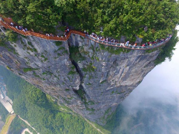 insolite attraction chine falaise passerelle verre vertige vide