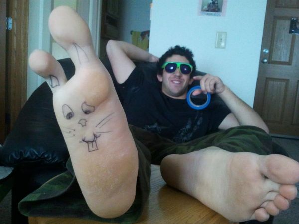 insolite dessin doigt lapin oreille orteil pied