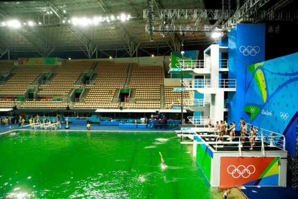 insolite 2016 couleur eau jo piscine vert