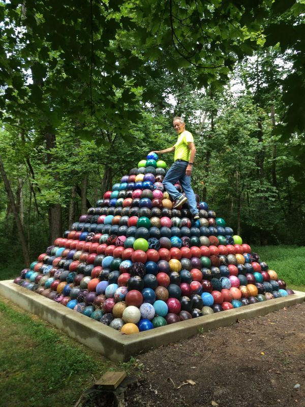 insolite boule bowling pyramide