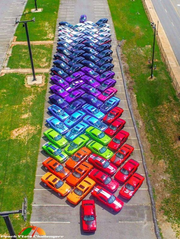 insolite charger couleur degrade dodge meeting parking voiture