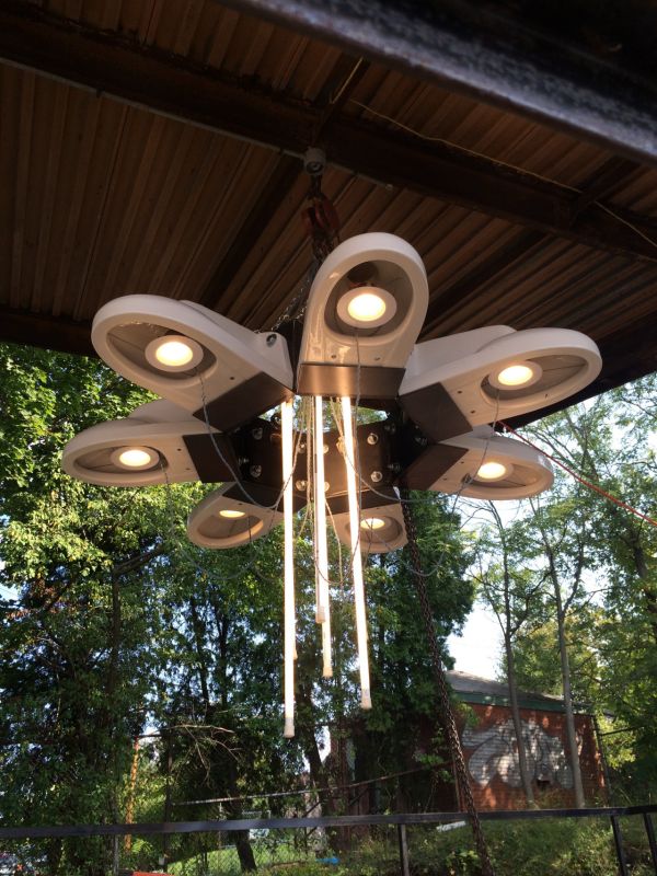 insolite chandelier cuvette toilette