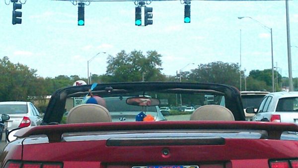 insolite casquette chapeau decapotable helice voiture