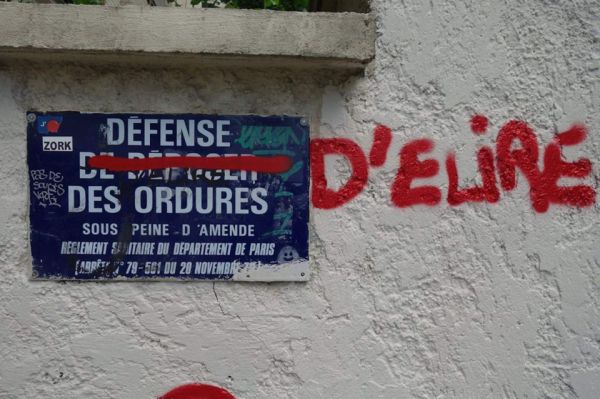 insolite defense election ordure plaque