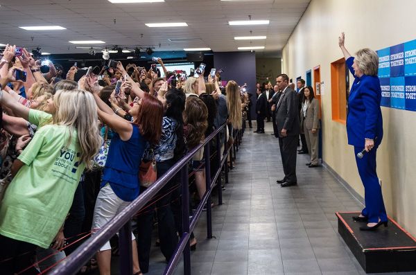 insolite clinton fan hillary selfie supporter