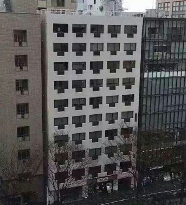 insolite facade immeuble prise reseau rj45