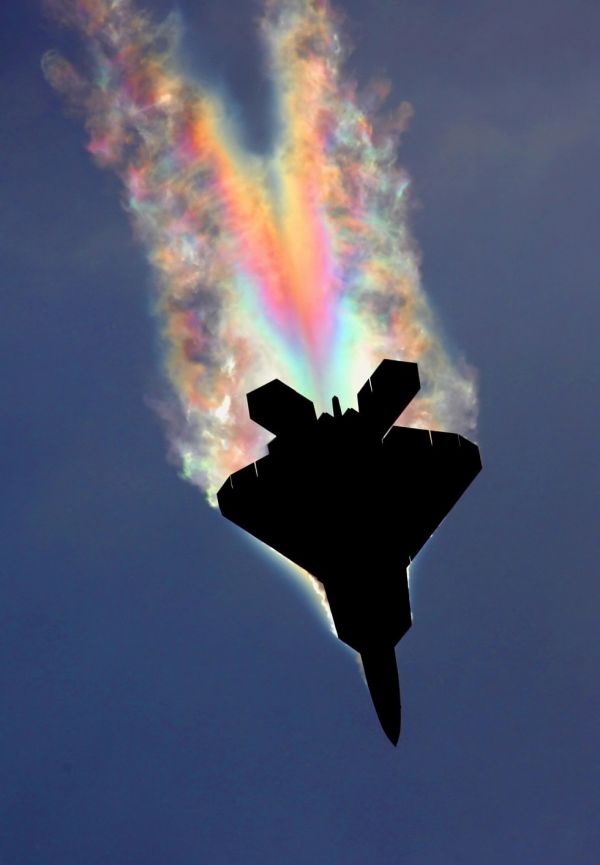 insolite arc-en-ciel avion iridescence