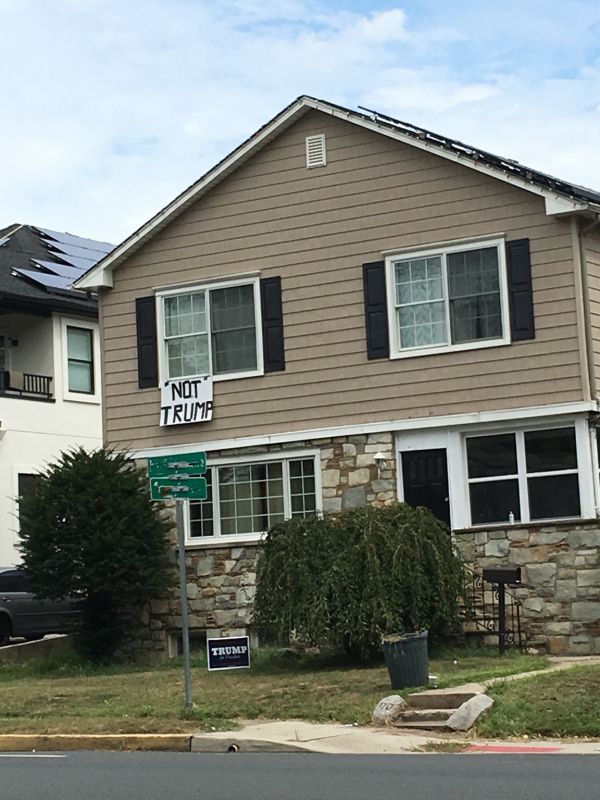 insolite maison pancarte trump