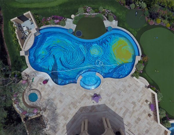 insolite etoile gogh nuit peinture piscine van vincent