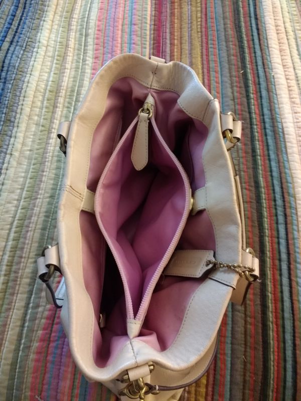 insolite main sac vulve