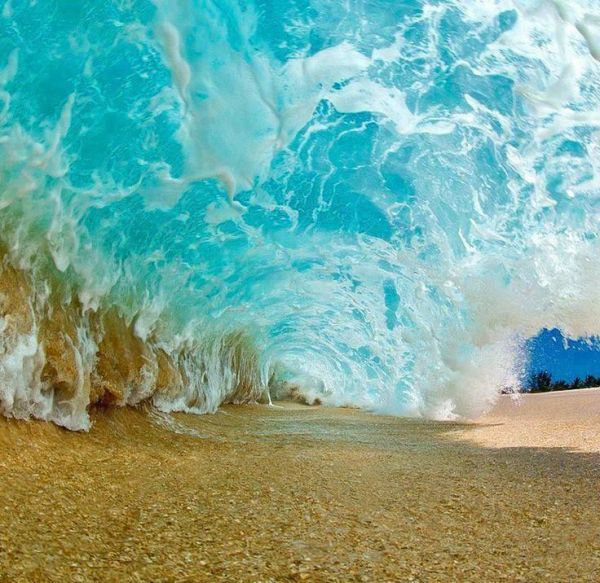 insolite eau sable sous vague