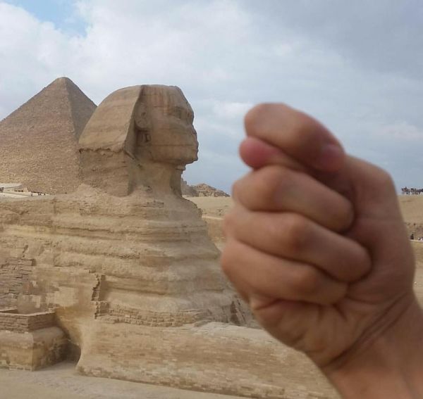 insolite gizeh nez sphinx statue voler