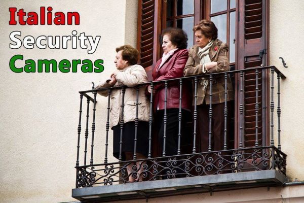 insolite balcon camera femme italie securite surveillance
