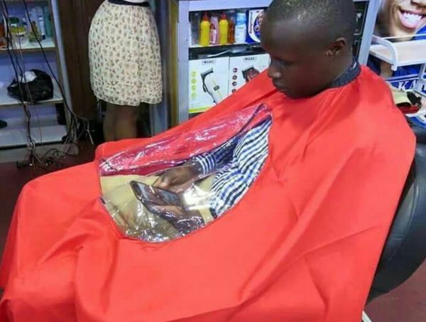 insolite cape cheveux coiffeur smartphone tablier telephone