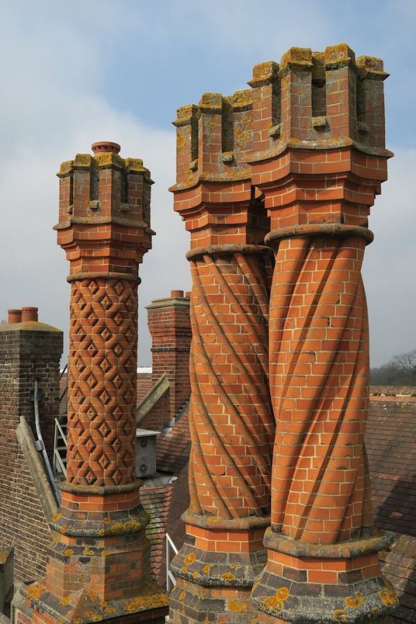 insolite architecture brique cheminee style tudor