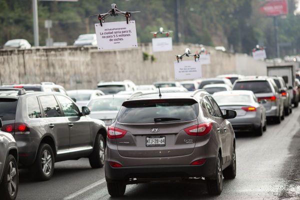 insolite drone embouteillage pub uber voiture