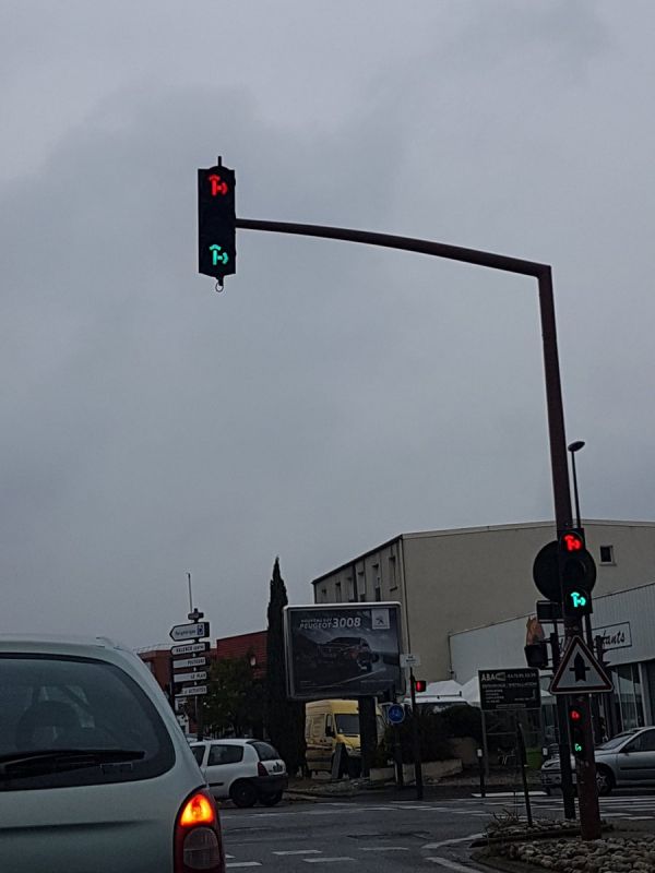 insolite feu rouge tricolore vert