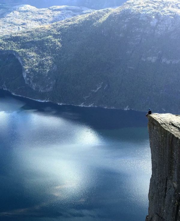 insolite fjord norvege rocher vue