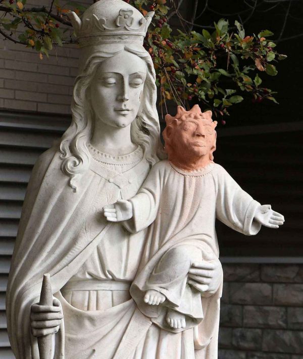 insolite eglise fail jesus renovation statuette