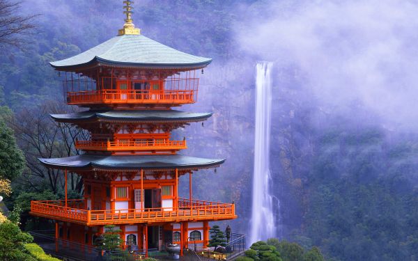 insolite chute eau japon temple