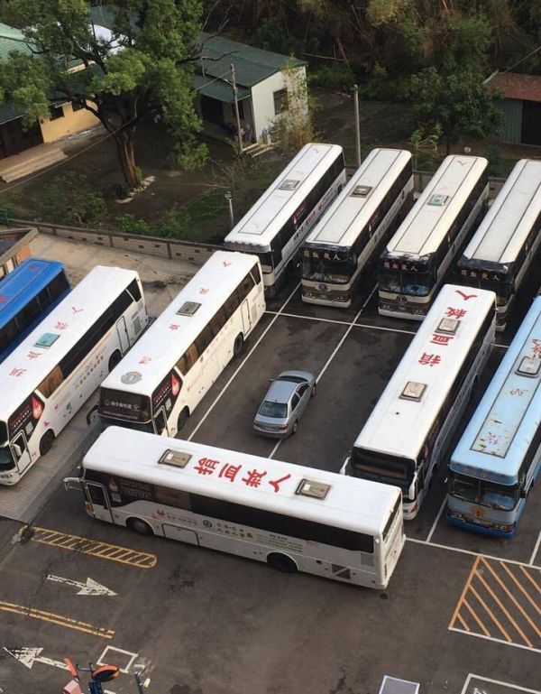 insolite autocar bus parking voiture