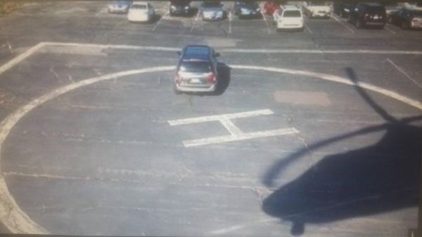 insolite helicoptere heliport parking voiture