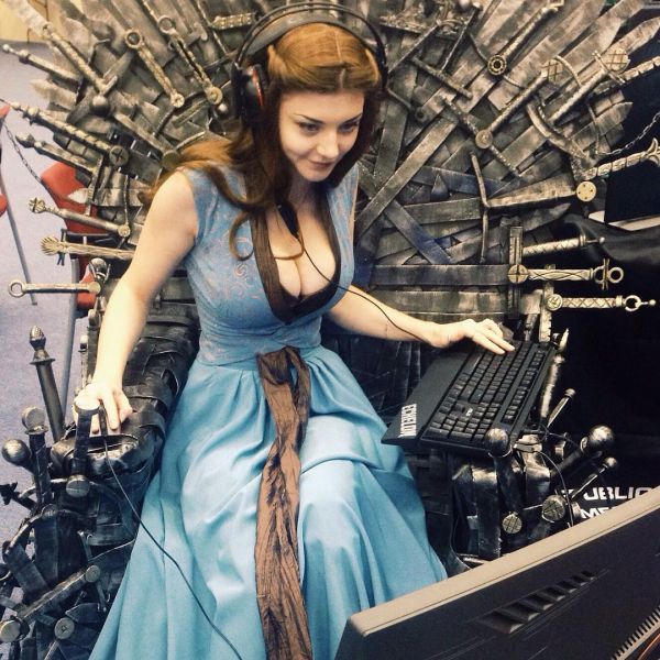 insolite cosplay fer game margaery ordinateur thrones trone