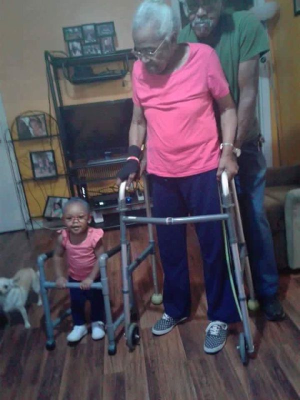 insolite deambulateur deguisement femme fille halloween mamie vieux