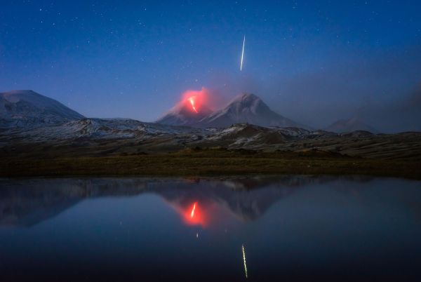 insolite eruption meteore volcan