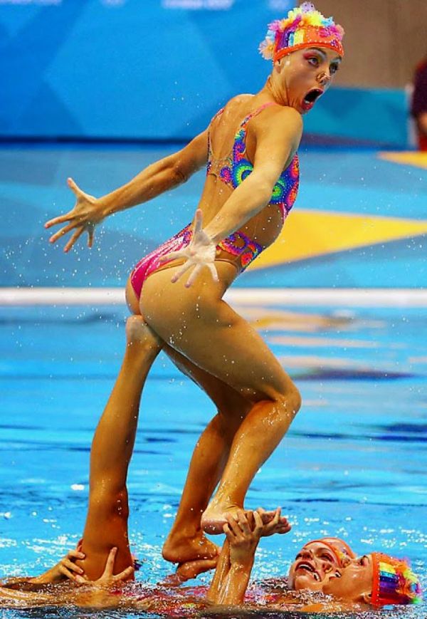 insolite danseuse drole femme natation pied synchronisation tete