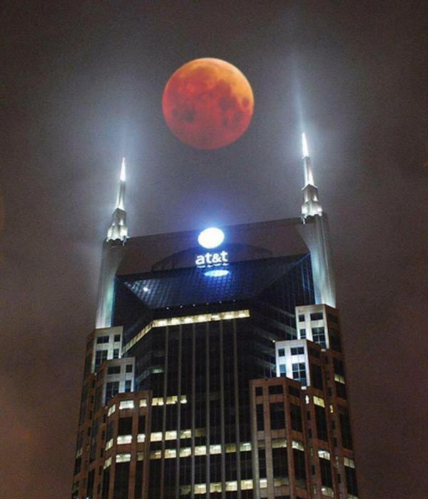 insolite immeuble lune oeil sauron super