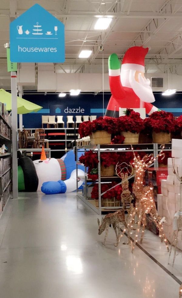 insolite bonhomme cheval gonflable magasin neige noel pere position renverse sexe