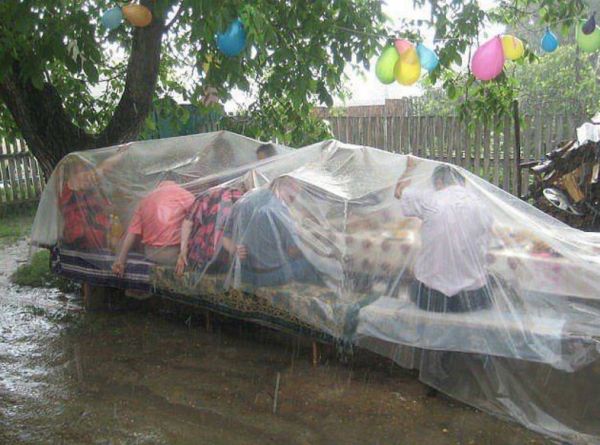 insolite bache pluie repas