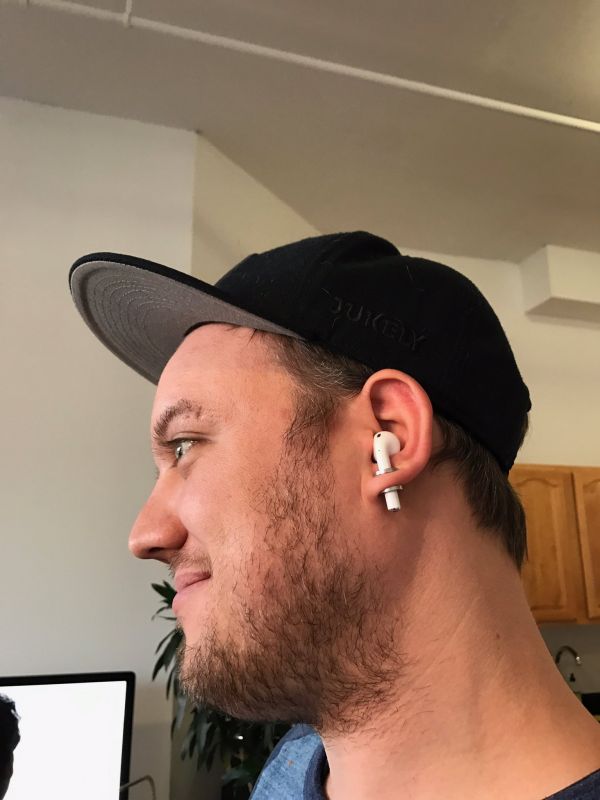 insolite airpod apple ecouteur oreille piercing