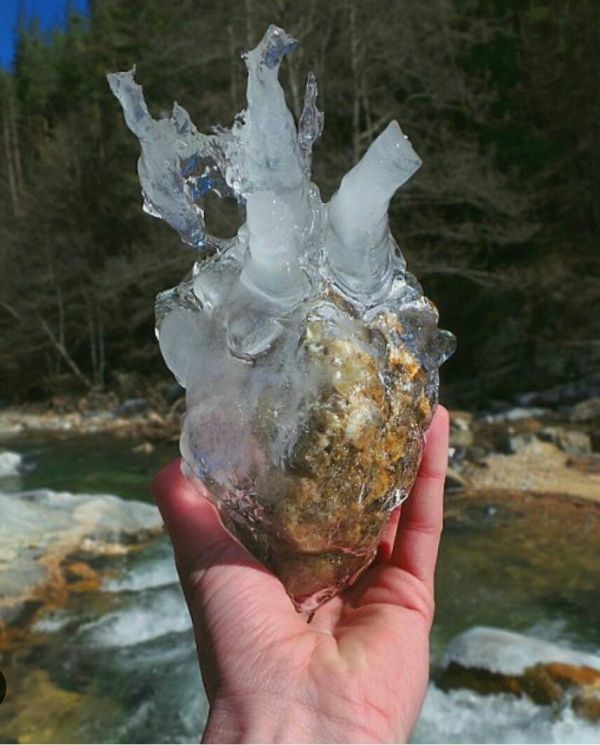 insolite coeur glace pierre