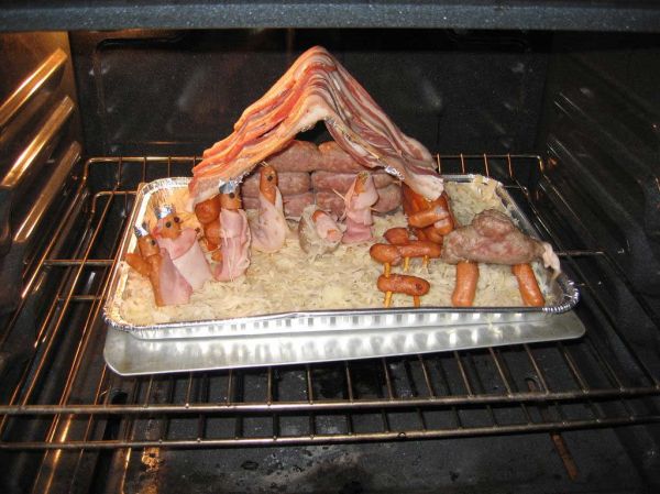 insolite charcuterie choucroute creche noel saucisse