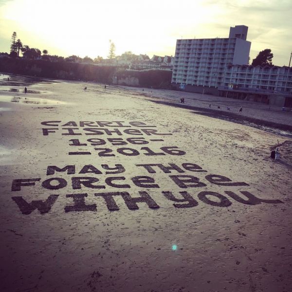 insolite carrie fisher hommage leia plage princesse sable star wars